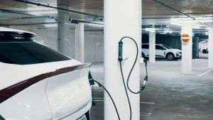 Mărcile auto chinezeşti controlează o cotă record din piaţa europeană datorită cererii de hibride